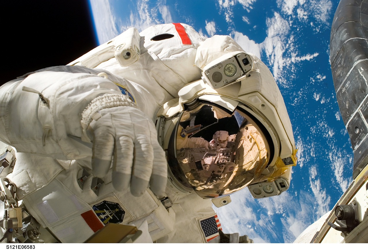 Jaký je rozdíl mezi kosmonautem a astroneutem?